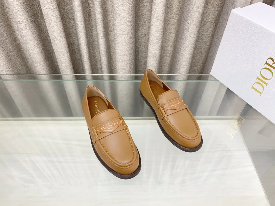 👟👟Ex-factory price 660👟👟 25Ss new Dior Boy loafers This Dior Boy loafer is a new product in the 2024 winter ready-to-wear series. It incorporates Dior's extraordinary craftsmanship and reinterprets the classic loafer design. Crafted from materials including suede and lambskin, it's enhanced with an integrated white fur lining and features a gold-tone Christian Dior Paris signature on the front leather tab. Paired with rubber soles, soft and comfortable. Upper: cowhide, inner padding: comfortable sheepskin, sole: rubber sole, size: 35-39 (40 customized, non-refundable)